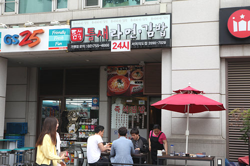 新館正門前にあります