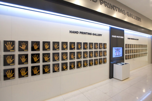 メンバーたちのハンドプリント