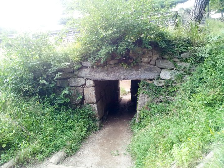 暗門(アンムン)
兵器や食料の運搬のための通用門。
目立たないよう小さく作られている