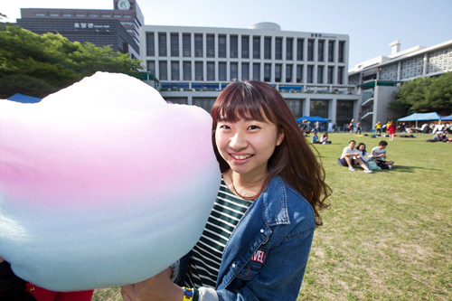 最近学校近くの大学路(テハンノ)でも人気を集めているおっきいお花型のわたあめを発見しました!ノーマルな白のわたあめの上に、ピンク、水色が重なり見た目もとってもかわいい~!