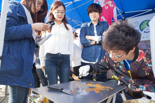 学生がしていた飴細工のお店も!溶かした飴のシロップで絵を描いて、固まったあとに割り箸にくっつけてくれます。さらさらと絵ができていくのが不思議!