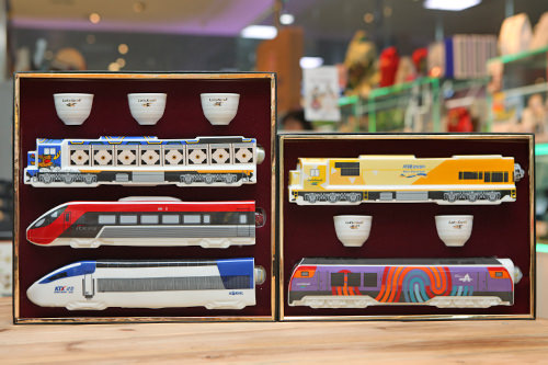 伝統酒とKORAILの鉄道がコラボ
名品汽車伝統銘酒
(左)3本セット 107,000ウォン/
秋成酒(チュソンジュ)、梨薑酒(イガンジュ)、王酒(ワンジュ)各400ml
(右)2本セット 86,000ウォン/ 素穀酒(ソゴッチュ)、松筍酒(ソルスンジュ)各400ml