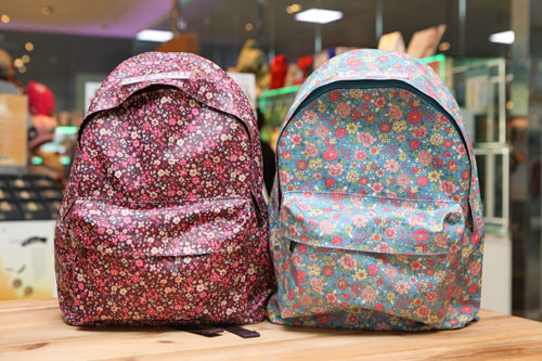 雨の日でも濡れる心配なし
ラミネートコーティングリュック
各29,900ウォン