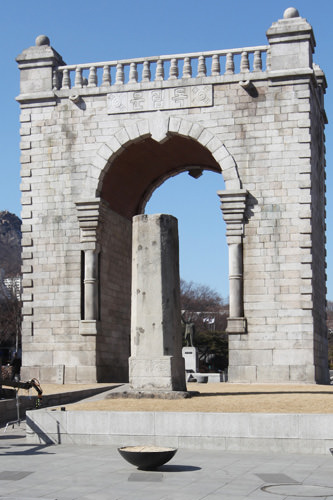 独立門目の前の横断歩道を渡ってすぐ!