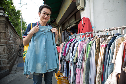 1,000ウォンのデニムシャツ。少し汚れ感がありますがそれも味?