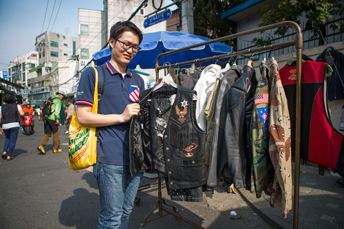 80年代のロックンローラー風ジャケット!コーディネートが難しそう…