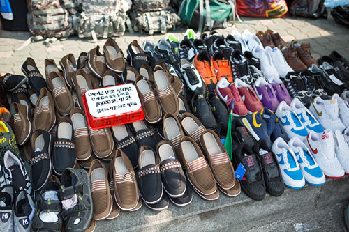 ●didasや●IKEのロゴが入ったスニーカーも1万ウォン!