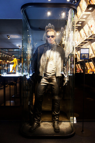 アーノルド・シュワルツェネッガーの等身大フィギュア
映画「ターミネーター3」撮影時の皮ジャンを着用