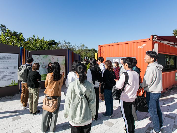 ガイドさんの説明に熱心に耳を傾けるツアー参加者たち