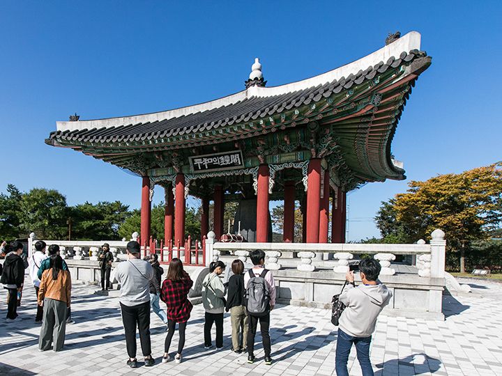 統一と平和への願いを込めて
2000年に建てられた「平和の鐘閣」