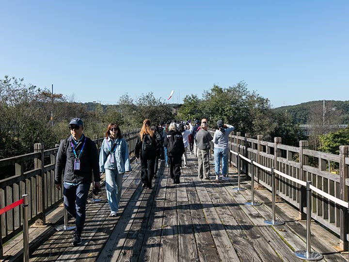 南北は橋で繋がっているのに
その先に行けないという現実を突きつけられます