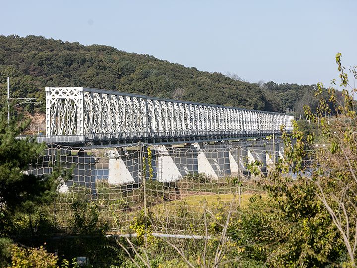 鉄橋の「自由の橋」を望む