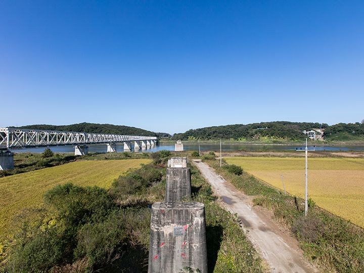 橋脚だけが残された「トッケ橋」
臨津江が流れるのどかな風景が広がり
休戦中である現実とのギャップを感じます