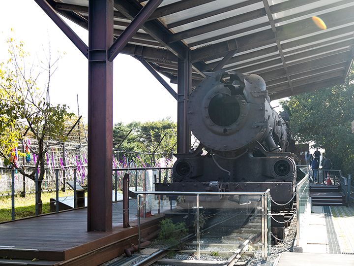 銃弾の跡が生々しい蒸気機関車
戦争の激しさをうかがい知ることができます