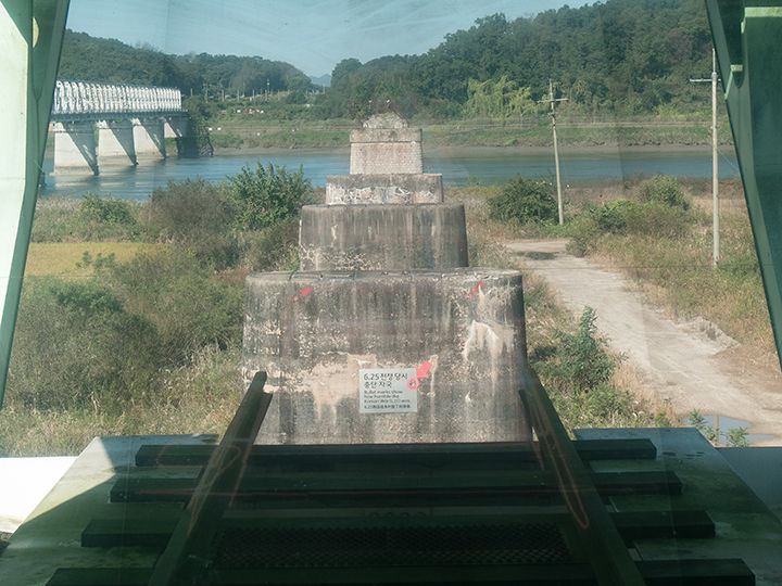 銃弾の痕が赤い矢印で示されています