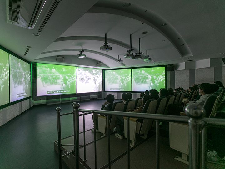 映像館で8分ほどの映像を鑑賞