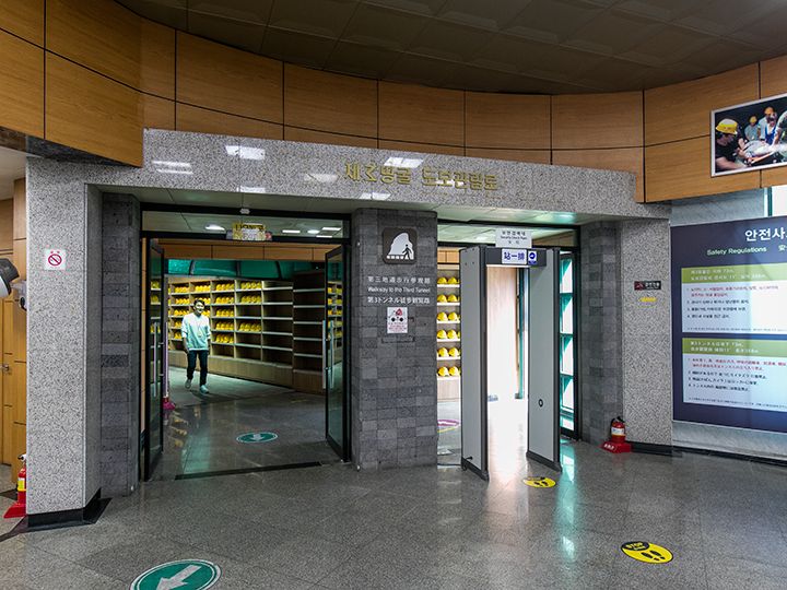 ここからトンネルまで徒歩で下ります
携帯電話を含む荷物は全てロッカーに預けます(無料)