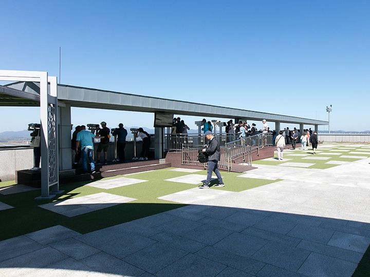 無料の望遠鏡がたくさん並びます
※展望台が新しくなってから写真撮影が許可されました