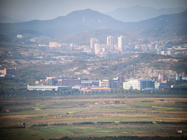 ガイドさんに「ハリウッドサインのようだから見て!」と呼ばれて望遠鏡を覗くと「我が国家第一主義(우리국가제일주의)」と掲げられた看板が見えました
(白いマンション群の裏山)