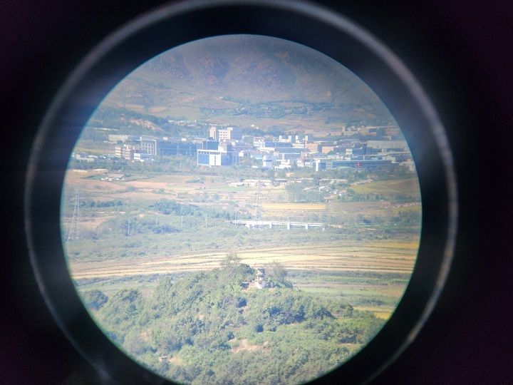 望遠鏡のレンズに携帯電話のレンズを密着させて撮影
中央やや下に北朝鮮の監視塔と軍人が写っています