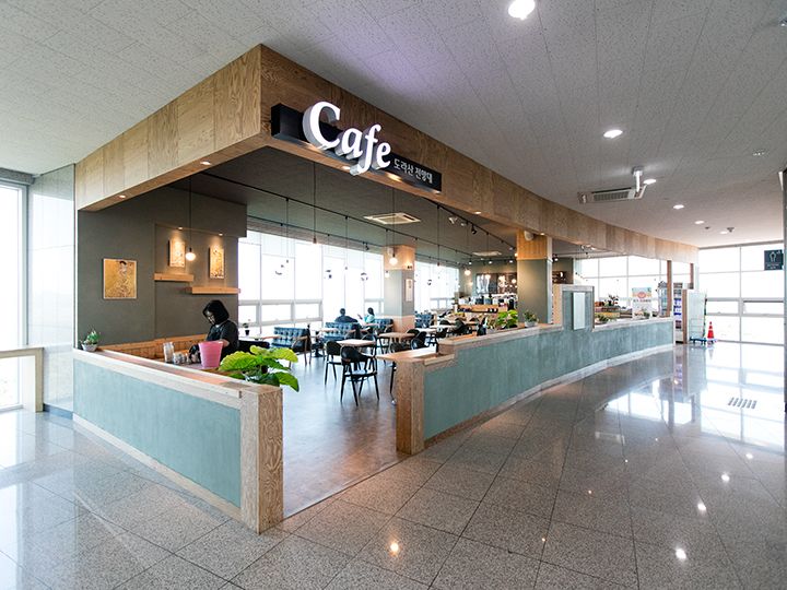 バスの出発時間まで2階のカフェでひと休み(別途料金)