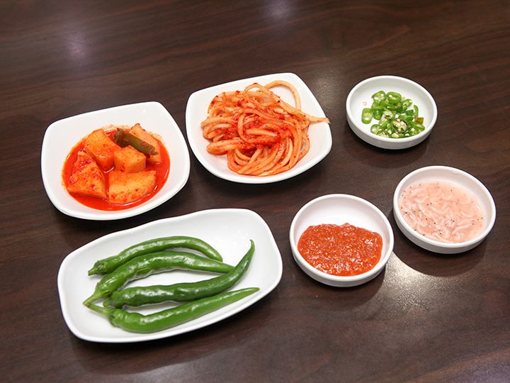 スープ類を頼むと付いてくるおかず・薬味セット