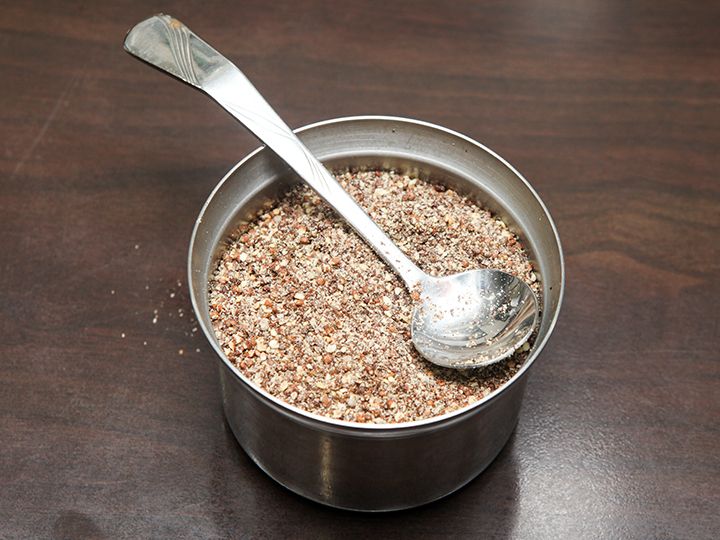 テーブル備え付けのすりエゴマ