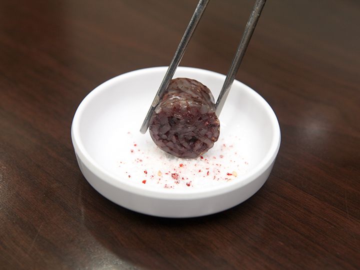 粉唐辛子入りのあら塩につけて