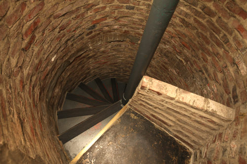 1人通るのがやっとのらせん階段