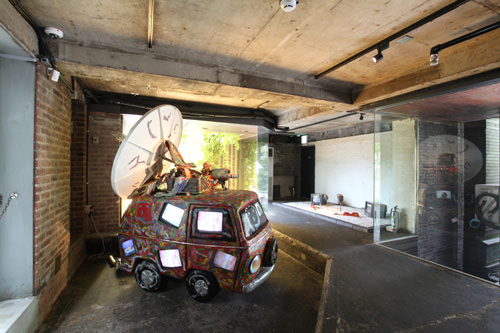 元ロビーだった空間にはナム・ジュン・パイクの作品