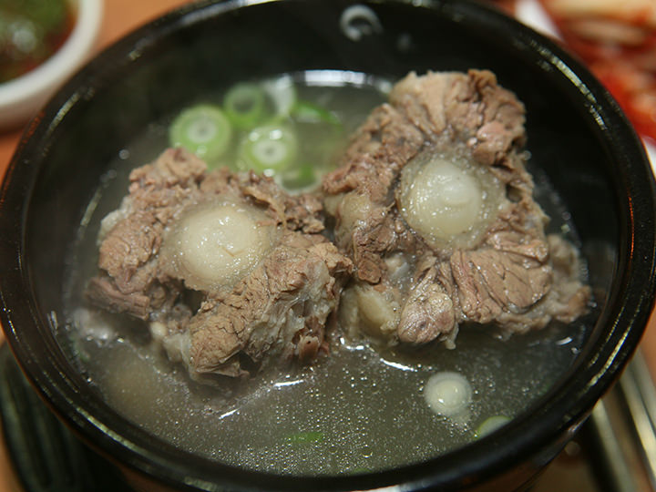お店の代表メニュー「牛のテール切り身スープ(コリトマッ)」