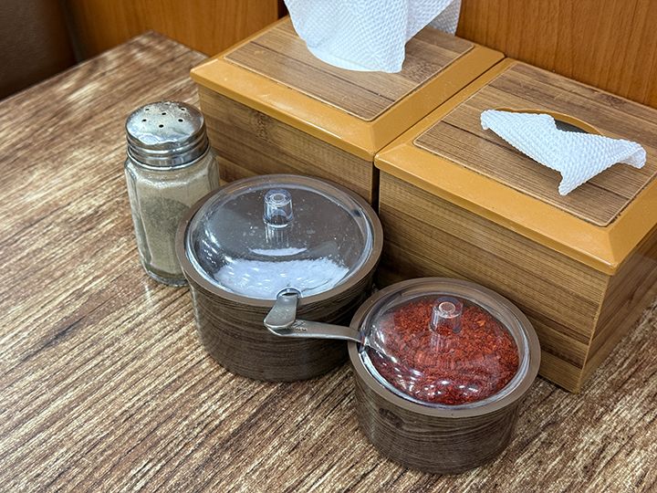 (左から)胡椒、塩、唐辛子粉