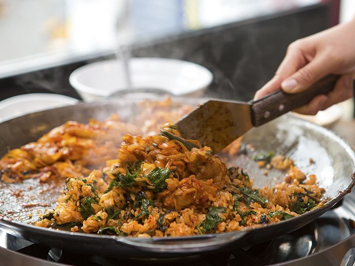 鉄板の上でもさらに炒めます