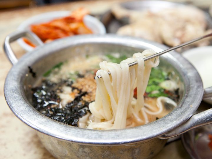 お店自慢の手打ち麺