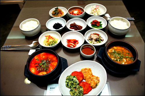 定食とコーヒー
安い定食(ペッパン)なら6000ウォン程度で食べられる韓国、食後のコーヒーと合わせるとちょうど1万ウォン位です