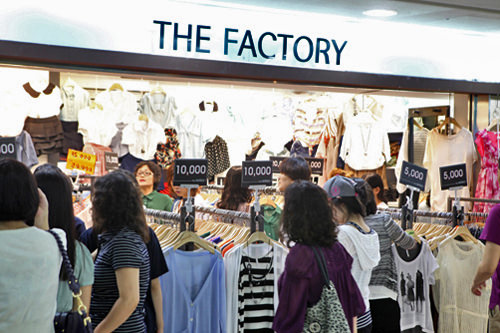 セール衣類
露店や駅の地下で見かける格安店では、洋服のみならず、靴やバッグも1万ウォンで手に入ります。