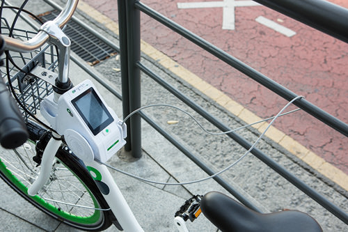 パネル左横に巻かれた補助ロックをパネル右横に差し込むことで防犯対策に