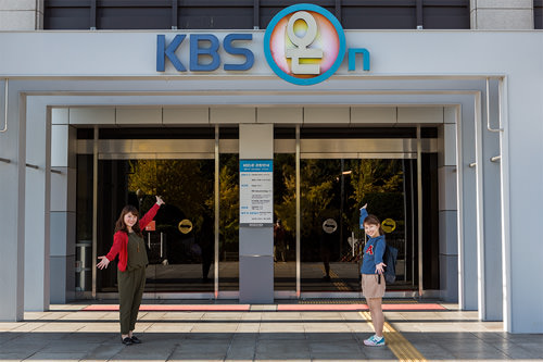 見学ホール「KBS On」前でパチリ