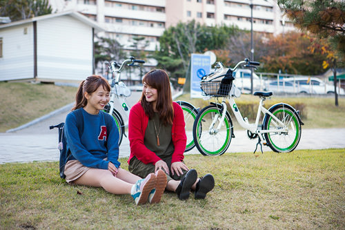 公園の芝生に座ってのんびり