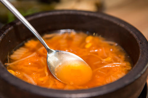 酸っぱいキムチと豆もやしを煮て作るスープ