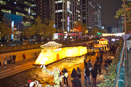 水上に現れた光輝く城壁