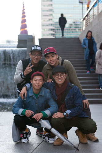 PCバン・居酒屋派(大学生)
朝までとことん遊びたい!
よく遊ぶ親友で、半分は除隊したて、もう半分は除隊を控えています。それぞれ故郷の大邱(テグ)と勤務地の京畿道(キョンギド)からソウルに遊びに来ました。終電を逃したら居酒屋で朝までお酒を飲むか、PCバンでゲーム対決!