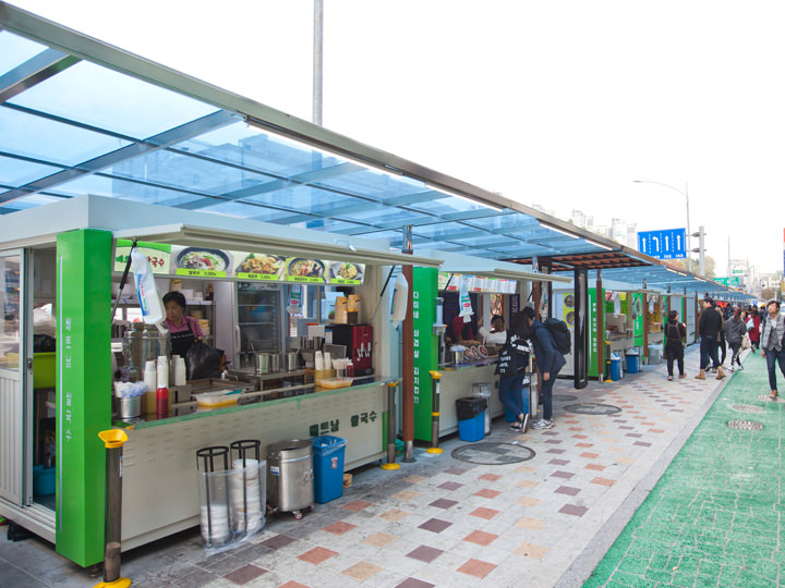 3.カップ飯屋台通りが見えてきます。