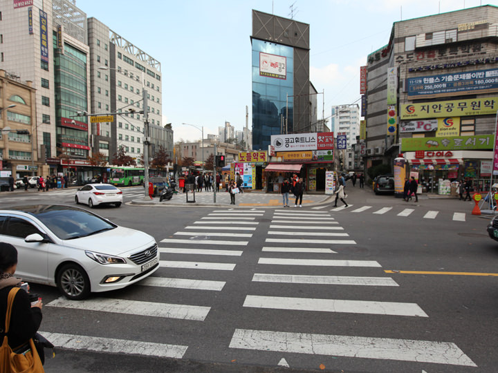 2.横断歩道を渡ってさらに直進。