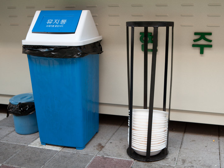 使い捨ての容器は指定の場所に捨てます。