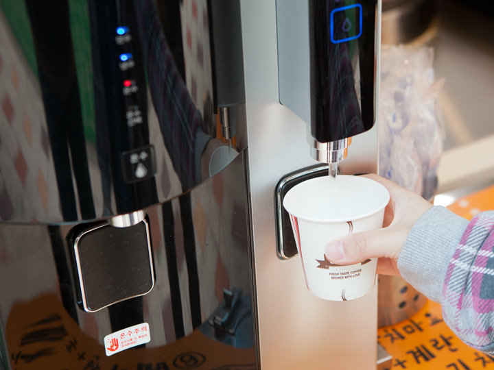 ほとんどの屋台にウォーターサーバーが設置。水とお湯、両方飲めます。