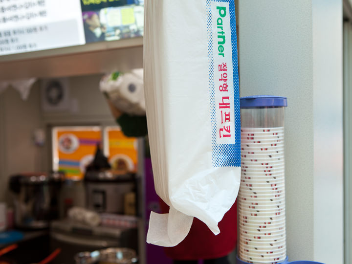 ナプキンや紙コップも常備。