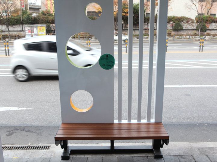 座って食べられるよう通りにはベンチも。