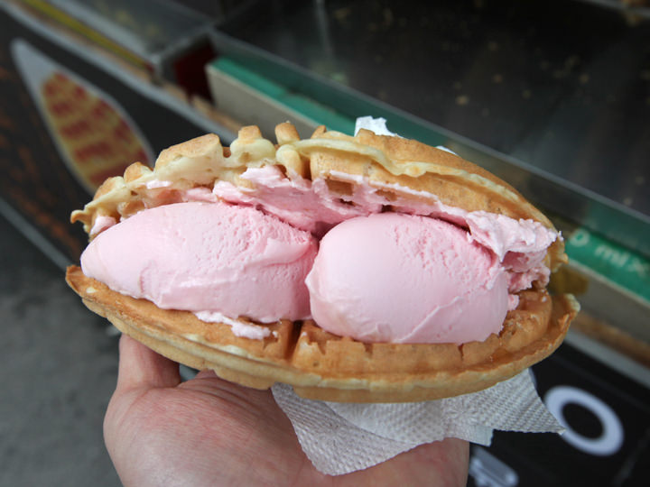 アイスとワッフルのゴールデンコンビ。価格は2,500ウォン