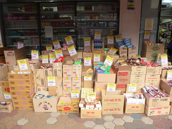 店舗前に積まれたお菓子。箱買いもOK。